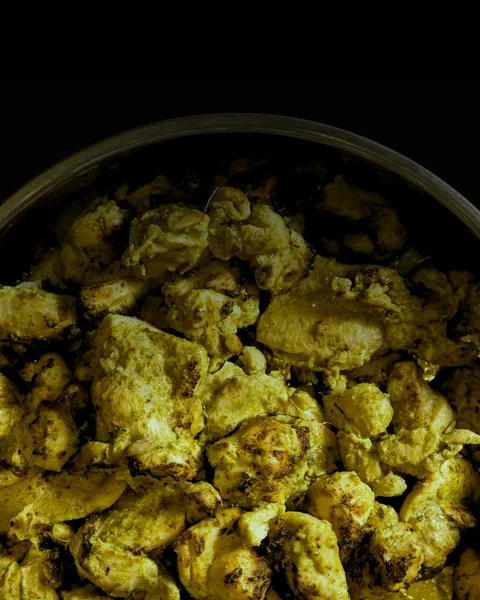 Hariyali chicken tikka piece: Herbaceous & zesty